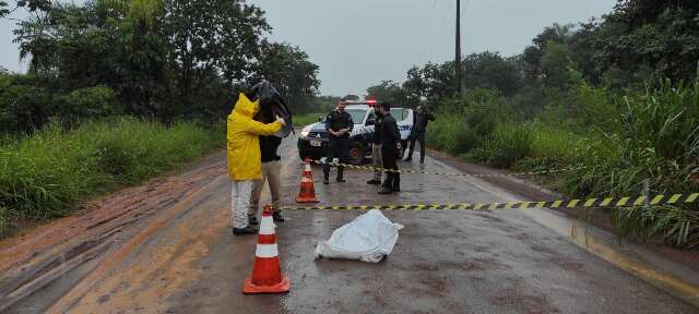 Homem é encontrado morto com tiros na cabeça em estrada vicinal