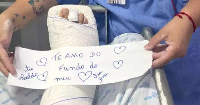 Garoto que teve mãe e irmãos mortos por motorista bêbado enfrenta 5ª cirurgia 