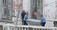 Jovem é morto em escadaria e polícia encontra arma abandonada pelo suspeito