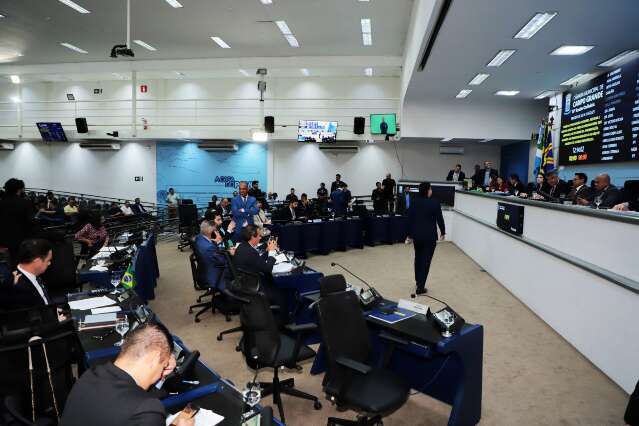 Sem previsão de reajuste da prefeita, vereadores votam cinco projetos