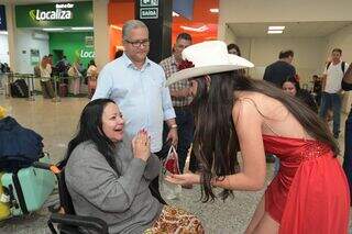 Cantora de MS surpreende Perla com homenagem no aeroporto 