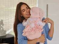 Filha de Luan Santana aparece com fantasia de coelhinha na 1ª Páscoa