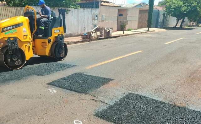 Com trégua da chuva, serviço de tapa-buracos é retomado na cidade 