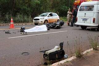 Motociclista de 66 anos morre ao bater de frente com Kombi em avenida