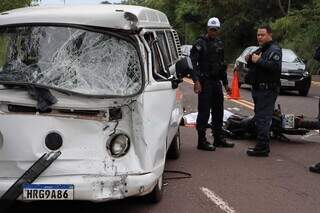 Motociclista de 66 anos morre ao bater de frente com Kombi em avenida