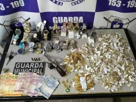 Preso homem condenado por roubar R$ 30 mil de joalheria há cinco anos