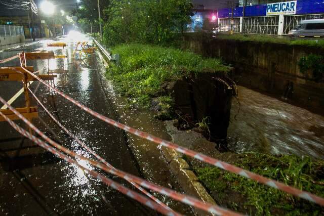 Parede de concreto do C&oacute;rrego Segredo desaba com a chuva