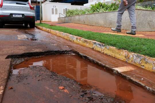 Buraco acaba com vaga de idoso após obras no Bairro Santa Fé