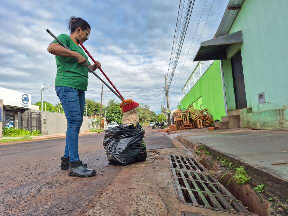Mulher limpa bueiro para evitar alagamento, mas vê rua virar rio a cada chuva
