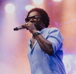 Hoje é dia de Xande de Pilares em show gratuito no Parque das Nações