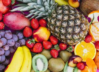 Como a cor das frutas influencia na nossa saúde? Nutricionista explica