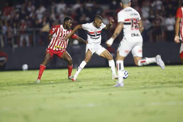 Com dois gols de Luciano, S&atilde;o Paulo supera N&aacute;utico no Morumbi