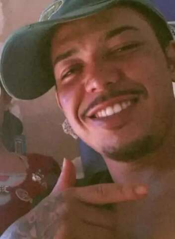 Pol&iacute;cia procura rapaz envolvido em assassinato em campo de futebol