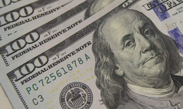 D&oacute;lar cai a R$ 5,63 com expectativa de al&iacute;vio tarif&aacute;rio nos EUA