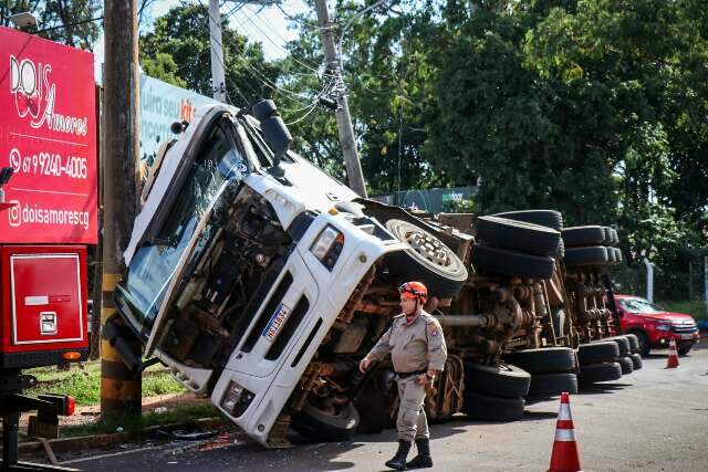 Caminh&atilde;o tomba ao fazer rotat&oacute;ria, atinge poste e rompe cabos 