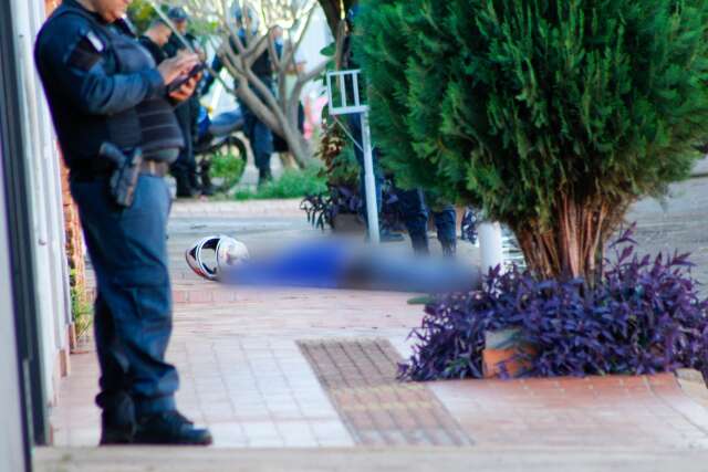 Ladr&atilde;o morre e outro fica ferido em troca de tiros com policial 