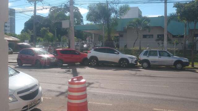 Durante manobra, tr&ecirc;s ve&iacute;culos se envolvem em acidente na Rua 13 de Maio