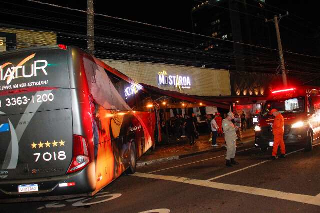 Ônibus de turismo sem freio invade bar tradicional da Avenida Afonso Pena