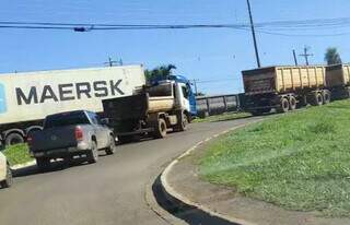Congestionamento na BR-163 provoca fluxo intenso de caminhões dentro de bairro Congestionamento na BR-163 provoca fluxo intenso de caminhões dentro de bairro