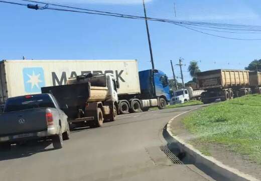 Congestionamento na BR-163 provoca fluxo intenso de caminhões dentro de bairro 