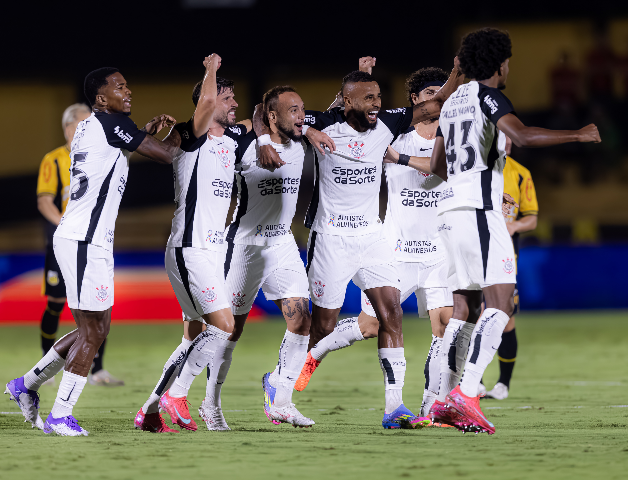 Hern&aacute;ndez marca e Corinthians abre vantagem na estreia de Dorival J&uacute;nior