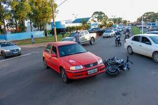 Colisão entre moto e carro deixa homem com braço fraturado no Universitário Colisão entre moto e carro deixa homem com braço fraturado no Universitário