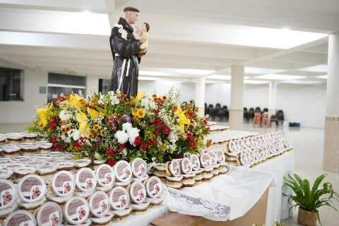 Igreja inicia venda de bolo com 3 mil alian&ccedil;as de Santo Ant&ocirc;nio