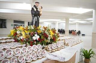 Igreja inicia venda de bolo com 3 mil alian&ccedil;as de Santo Ant&ocirc;nio