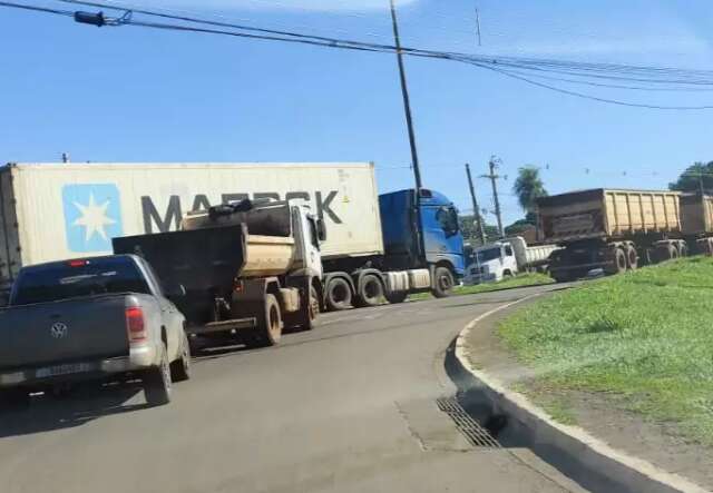 Congestionamento na BR-163 provoca fluxo intenso de caminh&otilde;es dentro de bairro 