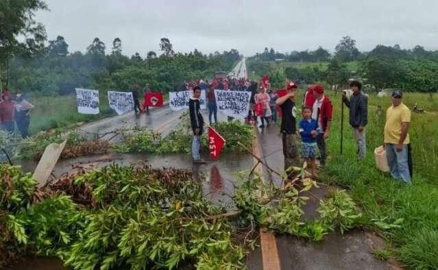 Ap&oacute;s liberar rodovia federal, MST encerra bloqueio na MS-164 