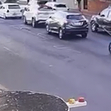Câmera flagra momento em que entregador é atropelado por ônibus e morre