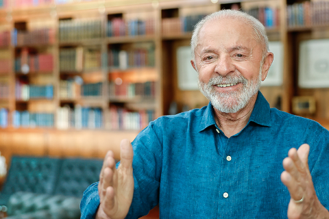 Lula prop&otilde;e debate sobre escala 6x1 e cobra ressarcimentos no INSS