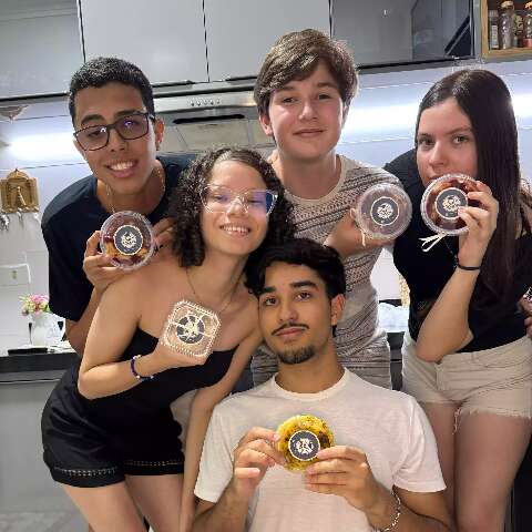 Adolescentes encaram vida de ambulante em nome da formatura 