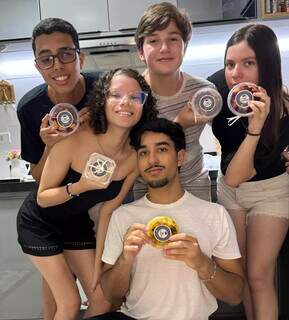 Adolescentes encaram vida de ambulante em nome da formatura 