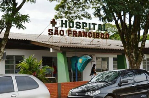 Motorista morre ap&oacute;s pneu estourar, carro sair da pista e capotar 