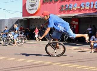 Cerca de 5 mil pedalam e fazem manobras em passeio cicl&iacute;stico do 1&ordm; de Maio