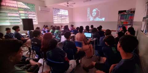 Adolescentes da periferia v&atilde;o fazer cinema com celular que h&aacute; no bolso