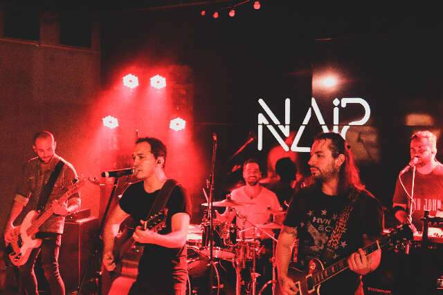 Naip volta aos palcos no s&aacute;bado com f&atilde; celebrando anivers&aacute;rio no show