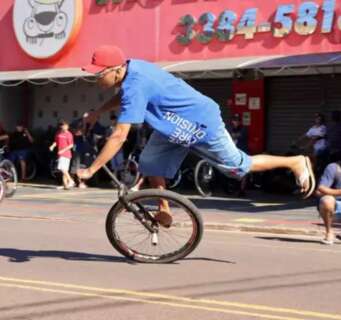 Cerca de 5 mil pedalam e fazem manobras em passeio cicl&iacute;stico do 1&ordm; de Maio