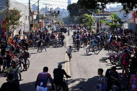 Cerca de 5 mil pedalam, fazem manobras e exibem bikes em passeio cicl&iacute;stico