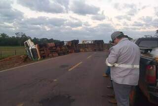 Motorista fica em estado grave ap&oacute;s carreta tombar em rodovia