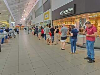 Fila come&ccedil;ou 1h30 antes do in&iacute;cio de vacina&ccedil;&atilde;o em supermercado da Capital