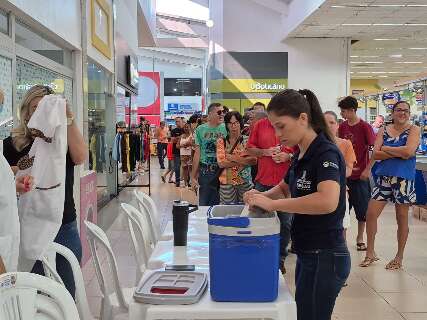 Fila come&ccedil;ou 1h30 antes do in&iacute;cio de vacina&ccedil;&atilde;o em supermercado da Capital