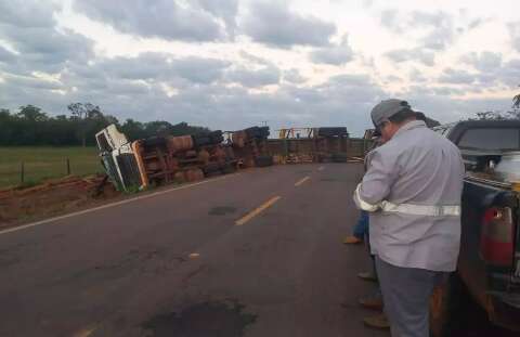 Motorista fica em estado grave ap&oacute;s carreta tombar em rodovia