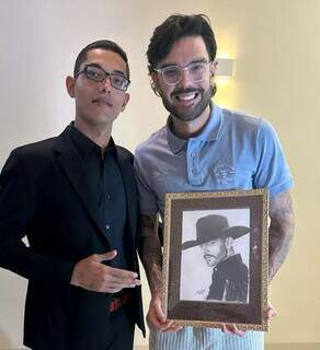 Cantor Luan Pereira chega a MS e fica surpreso com presente &lsquo;realista&rsquo;