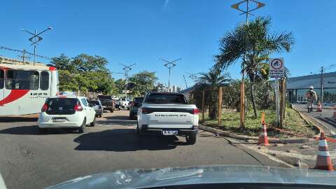 Motoristas invadem terminal ap&oacute;s rua ser fechada para troca de poste