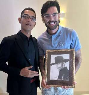 Cantor Luan Pereira chega a MS e fica surpreso com presente &lsquo;realista&rsquo;