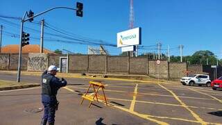 Motoristas invadem terminal após rua ser fechada para troca de poste Motoristas invadem terminal após rua ser fechada para troca de poste