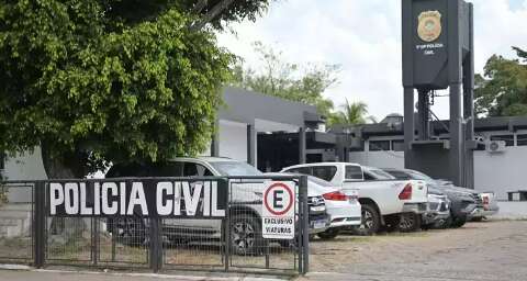 Homem &eacute; baleado no rosto por dupla em moto enquanto voltava para casa