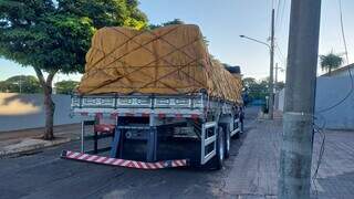 Caminh&atilde;o bate e deixa poste pendurado na Rua Joaquim Murtinho